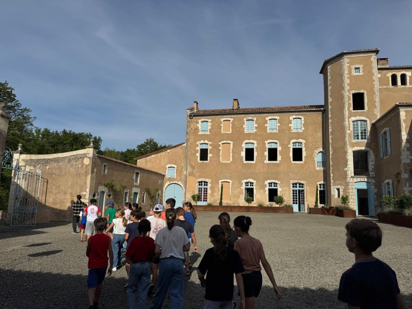 Élèves de CM1 arrivant dans la cour d'honneur du château Array Dou Sou