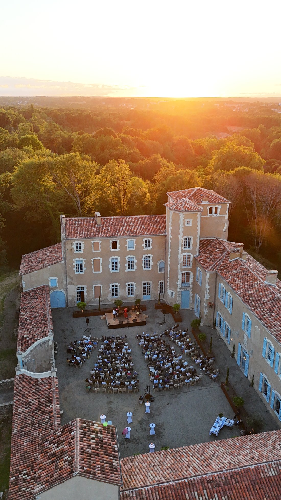 Coucher de soleil sur la cour du château lors d'une soirée musicale